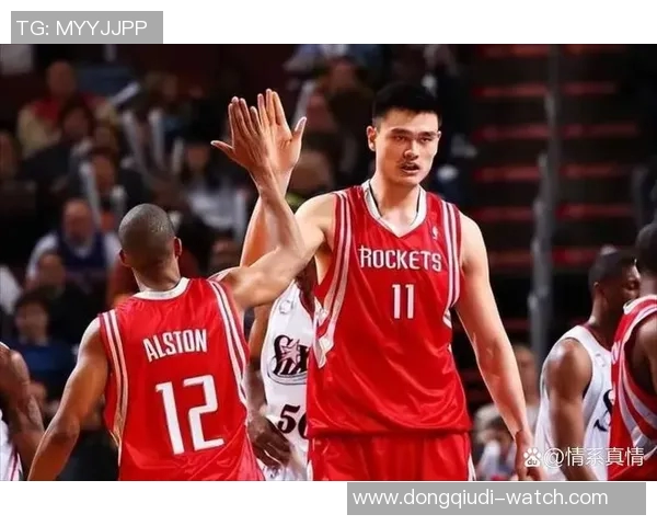 路人偶遇姚明瞬间感动分享篮球传奇故事与人生哲理