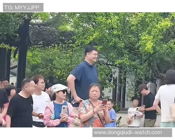 左手姚明现身引发热议球迷纷纷猜测其背后故事与未来计划